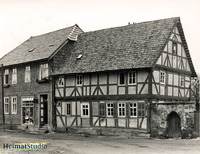 Die alte Lengenfelder Post im Mitteldorf mit Torbogen von der Burg Stein