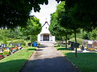 Blick von der Kastanie auf dem Friedhof in Richtung Trauerhalle