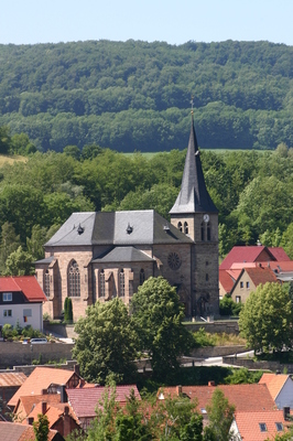 Pfarrkirche vom neuen Schafhof aus gesehen