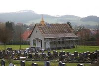 Die Trauerhalle auf dem Friedhof