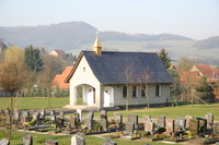 Die Trauerhalle auf dem Friedhof
